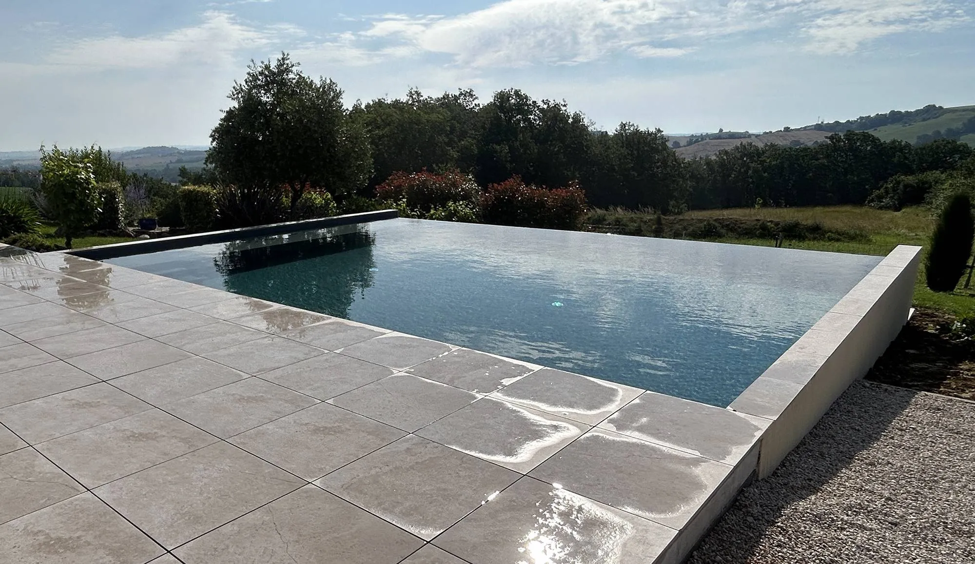 Une piscine à debordement au cœur du Gers